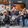 Tausende Menschen strömen am Mantelsonntag 27.10.24 in die Würzburger Innenstadt zum Shoppen.
