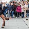Tausende Menschen strömen am Mantelsonntag 27.10.24 in die Würzburger Innenstadt zum Shoppen.
