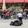 Tausende Menschen strömen am Mantelsonntag 27.10.24 in die Würzburger Innenstadt zum Shoppen.