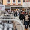 Tausende Menschen strömen am Mantelsonntag 27.10.24 in die Würzburger Innenstadt zum Shoppen.