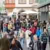 Tausende Menschen strömen am Mantelsonntag 27.10.24 in die Würzburger Innenstadt zum Shoppen.