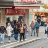 Tausende Menschen strömen am Mantelsonntag 27.10.24 in die Würzburger Innenstadt zum Shoppen.