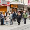 Tausende Menschen strömen am Mantelsonntag 27.10.24 in die Würzburger Innenstadt zum Shoppen.