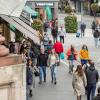 Tausende Menschen strömen am Mantelsonntag 27.10.24 in die Würzburger Innenstadt zum Shoppen.