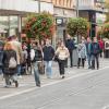 Tausende Menschen strömen am Mantelsonntag 27.10.24 in die Würzburger Innenstadt zum Shoppen.