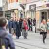 Tausende Menschen strömen am Mantelsonntag 27.10.24 in die Würzburger Innenstadt zum Shoppen.