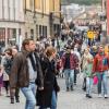Tausende Menschen strömen am Mantelsonntag 27.10.24 in die Würzburger Innenstadt zum Shoppen.