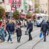 Tausende Menschen strömen am Mantelsonntag 27.10.24 in die Würzburger Innenstadt zum Shoppen.