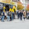Tausende Menschen strömen am Mantelsonntag 27.10.24 in die Würzburger Innenstadt zum Shoppen.