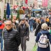 Tausende Menschen strömen am Mantelsonntag 27.10.24 in die Würzburger Innenstadt zum Shoppen.