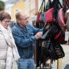 Etliche Menschen besuchen am Mantelsonntag (27.10.24) den Allerheiligenmarkt in Bad Brückenau. Ab Mittag öffneten auch die Geschäfte.