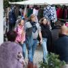 Etliche Menschen besuchen am Mantelsonntag (27.10.24) den Allerheiligenmarkt in Bad Brückenau. Ab Mittag öffneten auch die Geschäfte.