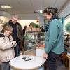 Etliche Menschen besuchen am Mantelsonntag (27.10.24) den Allerheiligenmarkt in Bad Brückenau. Ab Mittag öffneten auch die Geschäfte.