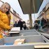 Etliche Menschen besuchen am Mantelsonntag (27.10.24) den Allerheiligenmarkt in Bad Brückenau. Ab Mittag öffneten auch die Geschäfte.