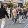 Tausende Menschen strömen am Mantelsonntag 27.10.24 in die Würzburger Innenstadt zum Shoppen.