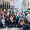 Etliche Menschen besuchen am Mantelsonntag (27.10.24) den Allerheiligenmarkt in Bad Brückenau. Ab Mittag öffneten auch die Geschäfte.