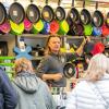 Tausende Menschen strömen am Mantelsonntag 27.10.24 in die Würzburger Innenstadt zum Shoppen.