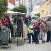 Etliche Menschen besuchen am Mantelsonntag (27.10.24) den Allerheiligenmarkt in Bad Brückenau. Ab Mittag öffneten auch die Geschäfte.