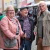 Etliche Menschen besuchen am Mantelsonntag (27.10.24) den Allerheiligenmarkt in Bad Brückenau. Ab Mittag öffneten auch die Geschäfte.