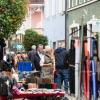 Etliche Menschen besuchen am Mantelsonntag (27.10.24) den Allerheiligenmarkt in Bad Brückenau. Ab Mittag öffneten auch die Geschäfte.