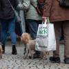 Etliche Menschen besuchen am Mantelsonntag (27.10.24) den Allerheiligenmarkt in Bad Brückenau. Ab Mittag öffneten auch die Geschäfte.