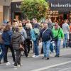 Tausende Menschen strömen am Mantelsonntag 27.10.24 in die Würzburger Innenstadt zum Shoppen.