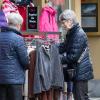Etliche Menschen besuchen am Mantelsonntag (27.10.24) den Allerheiligenmarkt in Bad Brückenau. Ab Mittag öffneten auch die Geschäfte.