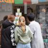 Etliche Menschen besuchen am Mantelsonntag (27.10.24) den Allerheiligenmarkt in Bad Brückenau. Ab Mittag öffneten auch die Geschäfte.
