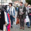 Etliche Menschen besuchen am Mantelsonntag (27.10.24) den Allerheiligenmarkt in Bad Brückenau. Ab Mittag öffneten auch die Geschäfte.