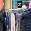 Etliche Menschen besuchen am Mantelsonntag (27.10.24) den Allerheiligenmarkt in Bad Brückenau. Ab Mittag öffneten auch die Geschäfte.