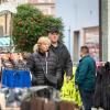 Etliche Menschen besuchen am Mantelsonntag (27.10.24) den Allerheiligenmarkt in Bad Brückenau. Ab Mittag öffneten auch die Geschäfte.