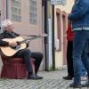 Etliche Menschen besuchen am Mantelsonntag (27.10.24) den Allerheiligenmarkt in Bad Brückenau. Ab Mittag öffneten auch die Geschäfte.