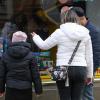 Etliche Menschen besuchen am Mantelsonntag (27.10.24) den Allerheiligenmarkt in Bad Brückenau. Ab Mittag öffneten auch die Geschäfte.