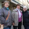 Etliche Menschen besuchen am Mantelsonntag (27.10.24) den Allerheiligenmarkt in Bad Brückenau. Ab Mittag öffneten auch die Geschäfte.