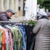 Etliche Menschen besuchen am Mantelsonntag (27.10.24) den Allerheiligenmarkt in Bad Brückenau. Ab Mittag öffneten auch die Geschäfte.