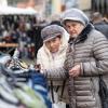 Etliche Menschen besuchen am Mantelsonntag (27.10.24) den Allerheiligenmarkt in Bad Brückenau. Ab Mittag öffneten auch die Geschäfte.