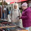Etliche Menschen besuchen am Mantelsonntag (27.10.24) den Allerheiligenmarkt in Bad Brückenau. Ab Mittag öffneten auch die Geschäfte.