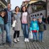 Etliche Menschen besuchen am Mantelsonntag (27.10.24) den Allerheiligenmarkt in Bad Brückenau. Ab Mittag öffneten auch die Geschäfte.