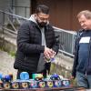 Etliche Menschen besuchen am Mantelsonntag (27.10.24) den Allerheiligenmarkt in Bad Brückenau. Ab Mittag öffneten auch die Geschäfte.