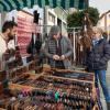 Etliche Menschen besuchen am Mantelsonntag (27.10.24) den Allerheiligenmarkt in Bad Brückenau. Ab Mittag öffneten auch die Geschäfte.