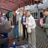 Etliche Menschen besuchen am Mantelsonntag (27.10.24) den Allerheiligenmarkt in Bad Brückenau. Ab Mittag öffneten auch die Geschäfte.