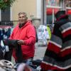 Etliche Menschen besuchen am Mantelsonntag (27.10.24) den Allerheiligenmarkt in Bad Brückenau. Ab Mittag öffneten auch die Geschäfte.