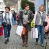 Etliche Menschen besuchen am Mantelsonntag (27.10.24) den Allerheiligenmarkt in Bad Brückenau. Ab Mittag öffneten auch die Geschäfte.