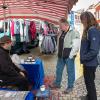 Etliche Menschen besuchen am Mantelsonntag (27.10.24) den Allerheiligenmarkt in Bad Brückenau. Ab Mittag öffneten auch die Geschäfte.