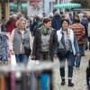 Etliche Menschen besuchen am Mantelsonntag (27.10.24) den Allerheiligenmarkt in Bad Brückenau. Ab Mittag öffneten auch die Geschäfte.