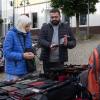 Etliche Menschen besuchen am Mantelsonntag (27.10.24) den Allerheiligenmarkt in Bad Brückenau. Ab Mittag öffneten auch die Geschäfte.