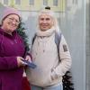 Etliche Menschen besuchen am Mantelsonntag (27.10.24) den Allerheiligenmarkt in Bad Brückenau. Ab Mittag öffneten auch die Geschäfte.
