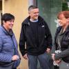 Etliche Menschen besuchen am Mantelsonntag (27.10.24) den Allerheiligenmarkt in Bad Brückenau. Ab Mittag öffneten auch die Geschäfte.