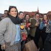 Ob Familientreffen, Wochenendausflug oder Hochzeit – die Alte Mainbrücke in Würzburg zieht Einheimische genauso an wie Urlaubsreisende. Am Samstag (26.10.24) tummeln sich bei Temperaturen um die 14 Grad zahlreiche Menschen auf dem historischen Wahrzeichen der Stadt.