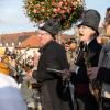 Ob Familientreffen, Wochenendausflug oder Hochzeit – die Alte Mainbrücke in Würzburg zieht Einheimische genauso an wie Urlaubsreisende. Am Samstag (26.10.24) tummeln sich bei Temperaturen um die 14 Grad zahlreiche Menschen auf dem historischen Wahrzeichen der Stadt.